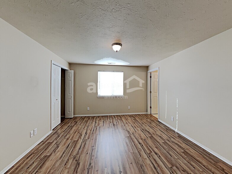 Building Photo - 1692 SW Creekside Ln