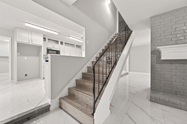 Building Photo - 7739 Antoine Dr