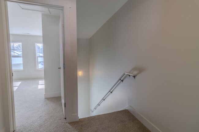 Building Photo - 1548 Simsbury St