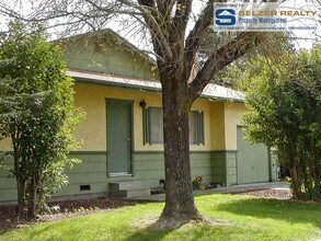 Building Photo - Newly updated & well-equipped 2 bd. duplex!