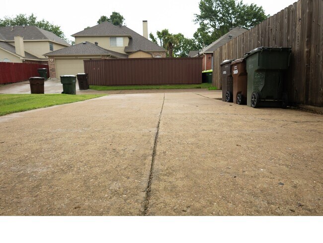 Building Photo - 4325 Palmdale Dr