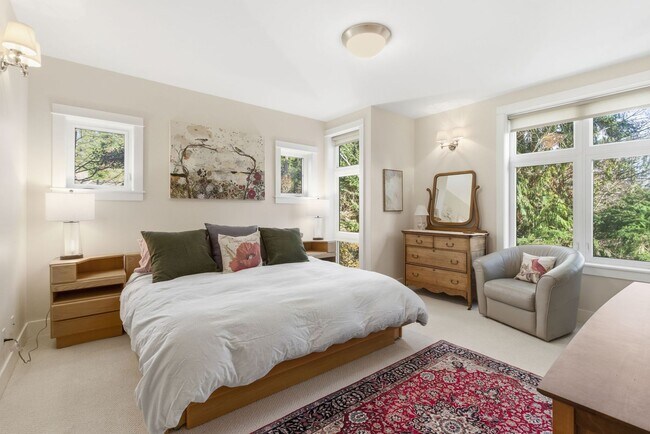 Building Photo - Boutique Bainbridge Condominium