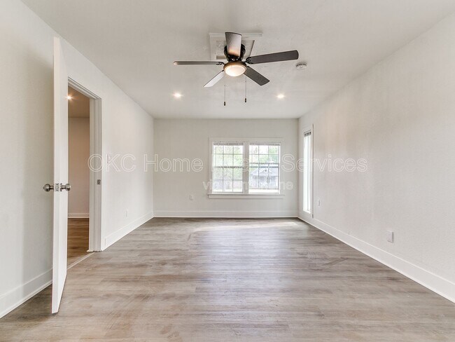 Building Photo - 1812 W Noble Ave