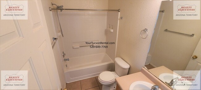 Building Photo - Valencia Rd & Headley Rd 3/2 - July move in special! - All tile floors and updated kitchen