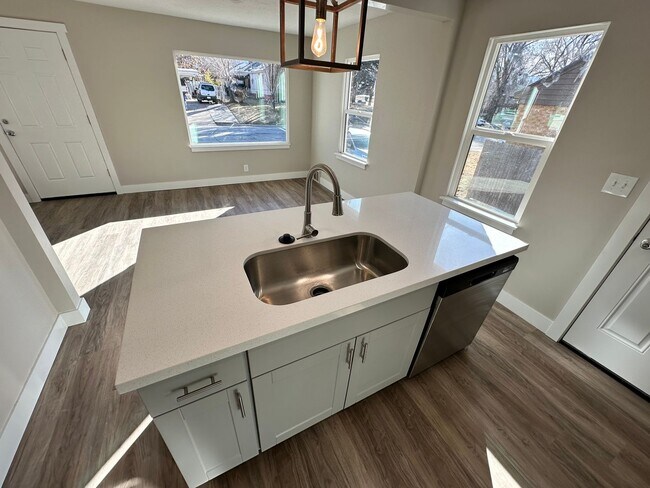 Building Photo - Darling remodeled 5 bedroom 2 bathroom home in the heart of Ogden