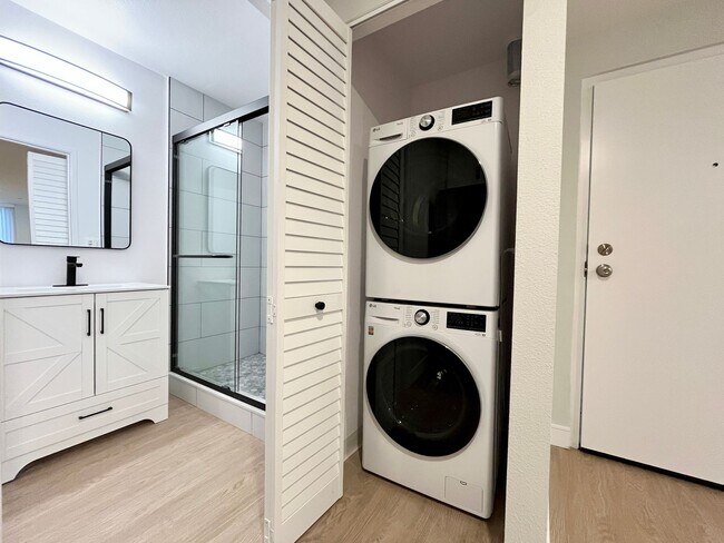 Interior Photo - 747 Gayley Ave