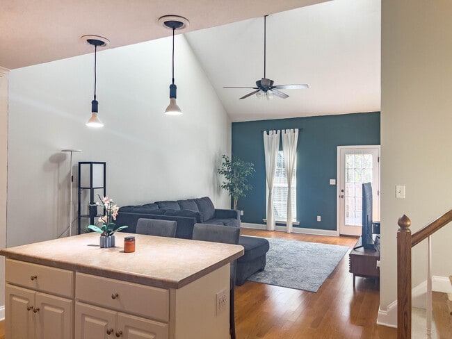 Building Photo - 843 Landing Dr