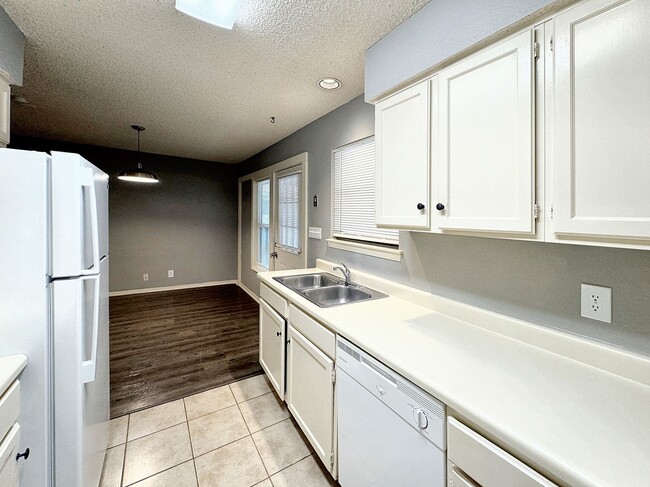 Building Photo - Cozy Townhome in Vista View