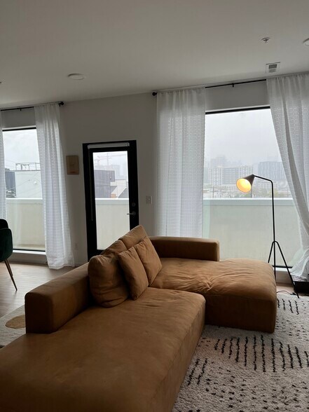 Living area with large windows - 806 Olympic St