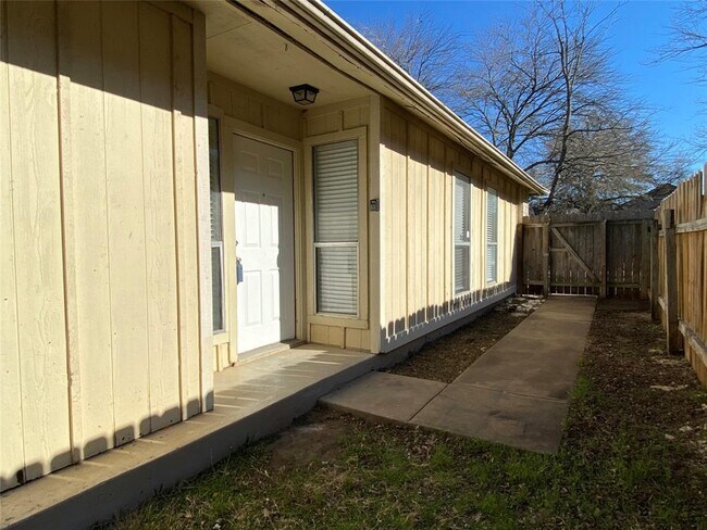 Building Photo - 2024 Redwing Way