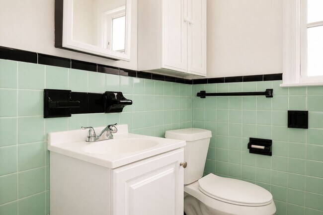 Building Photo - 2 Bedroom, 1 Bathroom Home for Rent in St Pete!