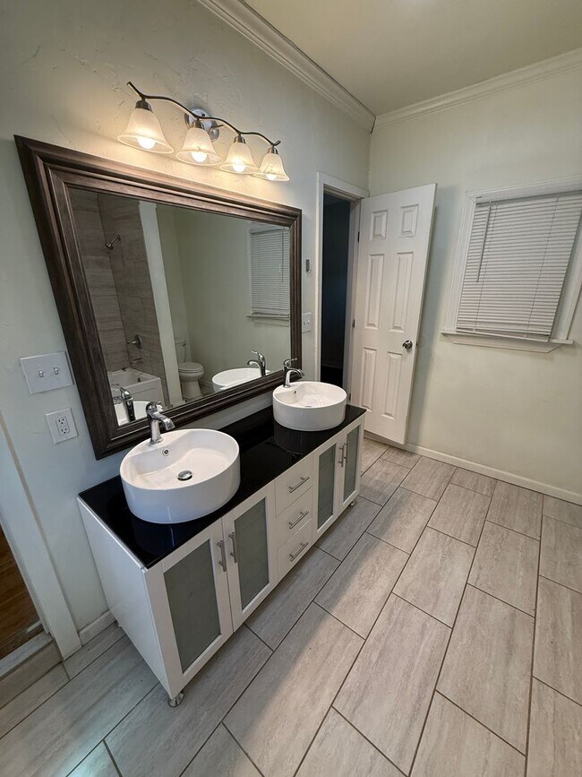 Building Photo - Pre Leasing for Fall 2026! 3/2 in Tech Terrace