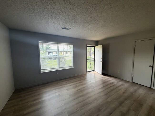 Building Photo - 905 Maple Dr