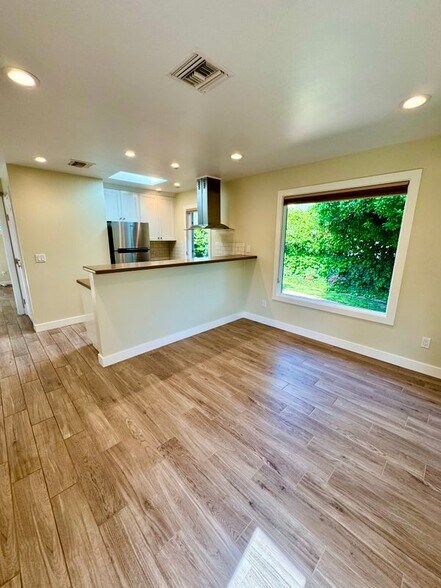 Building Photo - 10740 Aqua Vista St