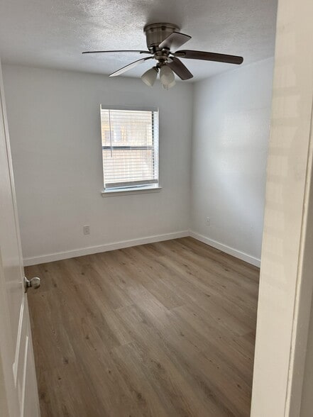 Building Photo - 5418 Lakeview Pkwy