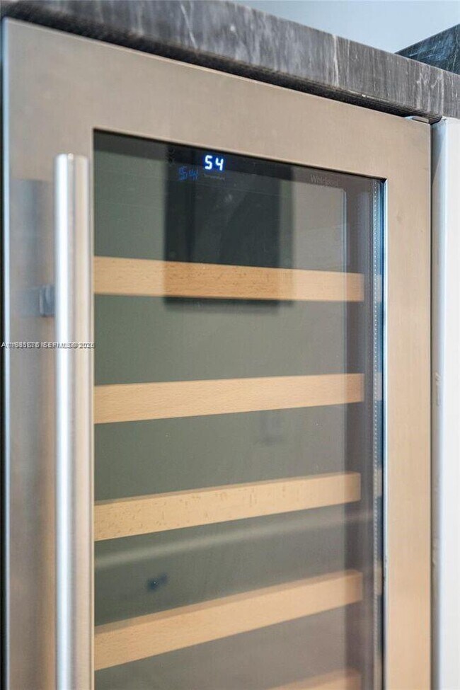 Building Photo - 700 NE 26th Terrace