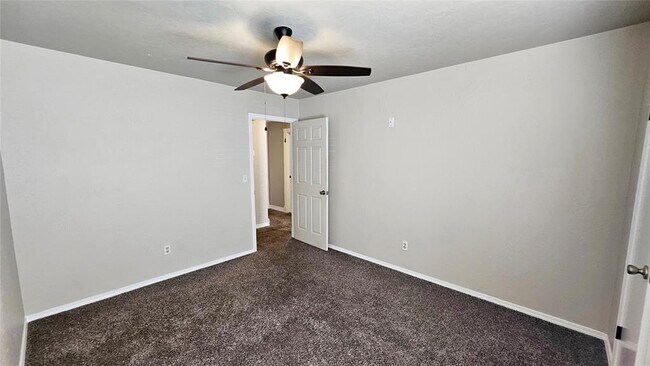Building Photo - 10029 S Fairview Dr