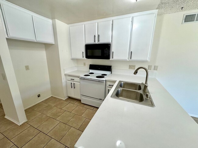Building Photo - Recently renovated 3 bedroom, 2 bath unit ...