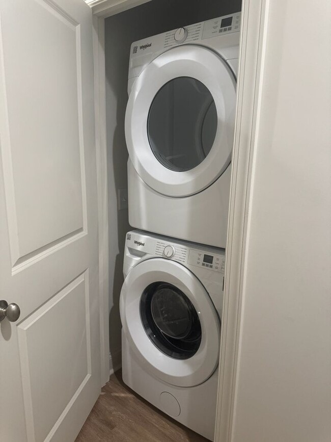 Building Photo - Glenwood Townhomes Unit #103