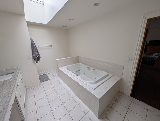 Building Photo - Rarely on the Market! Luxury 4-Bed/3-Bath Duplex in Lincoln Park