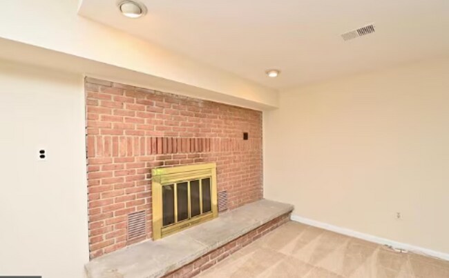 Building Photo - Charming 3-Level Townhome Backing to Woods in Prime Alexandria Location