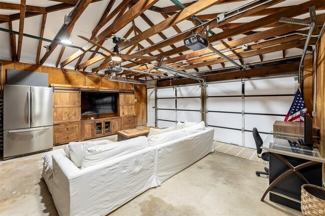 Building Photo - 802 N Wilcrest Dr