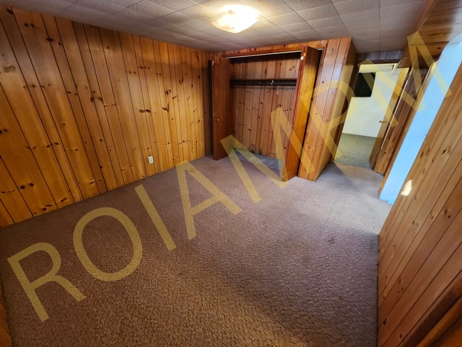 Building Photo - Large 3 Bed | 1 Bath | $1,600/month | $1,600 Deposit