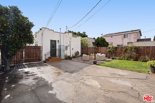 Building Photo - 607 W 111th Pl