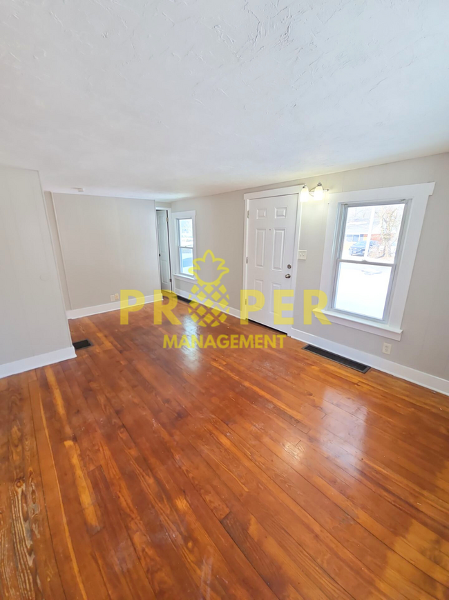 Building Photo - Charming 2 bed Cape Cod with central air a...