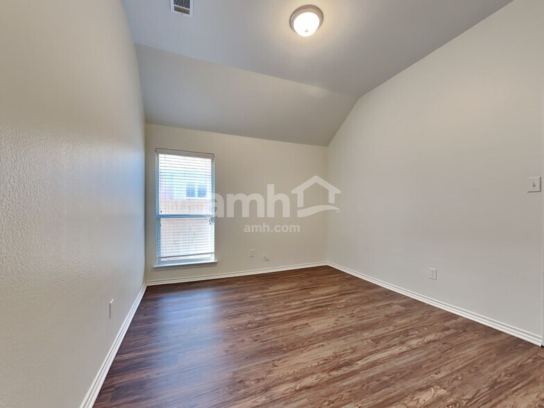 Building Photo - 5716 Ozark Dr