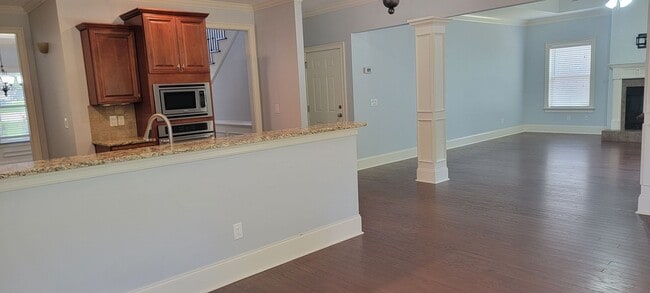 Building Photo - Stunning 4-Bedroom, 3.5-bath Home in the P...