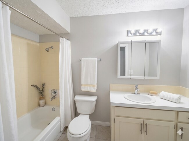 Building Photo - 407 Maple St