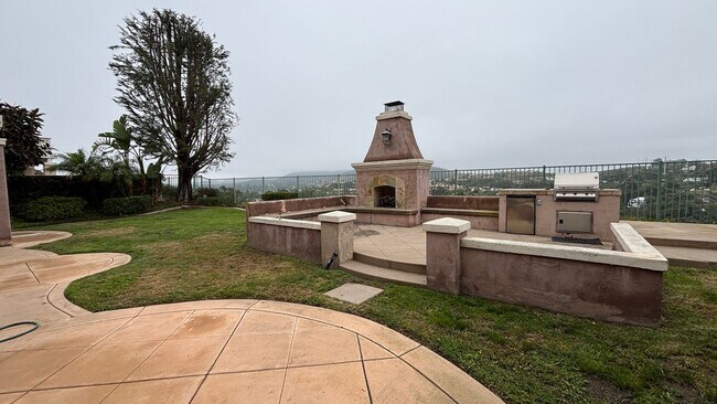 Building Photo - Large lovely home with amazing views!
