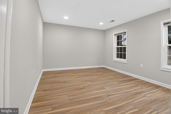 Building Photo - 2874 Sutton Oaks Ln