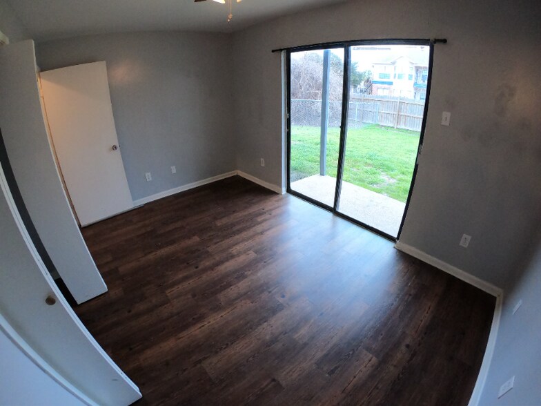 Building Photo - 402 Manuel Dr