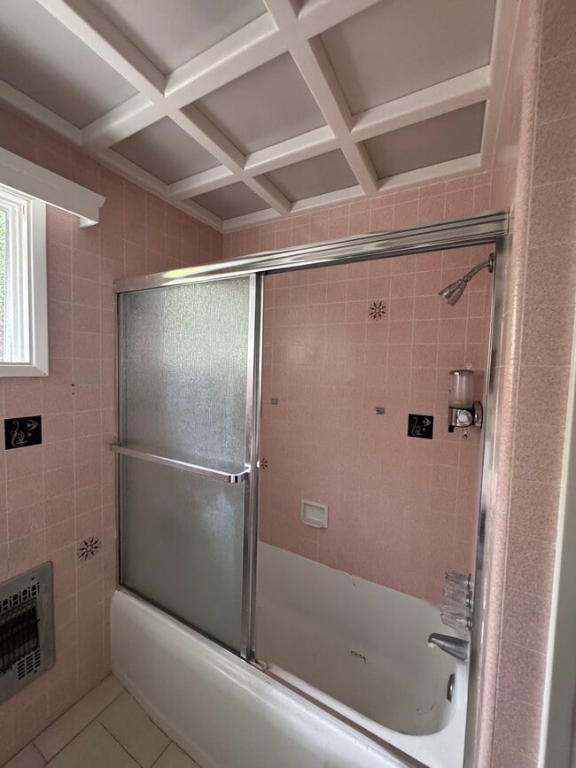 Building Photo - 202 Vía Mesa Grande