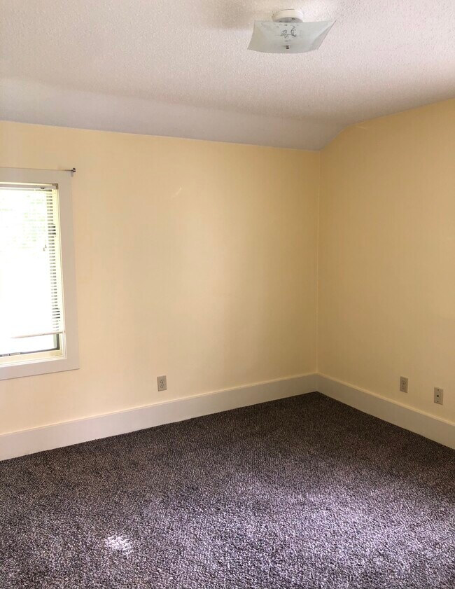 Building Photo - 1002 S 18th St