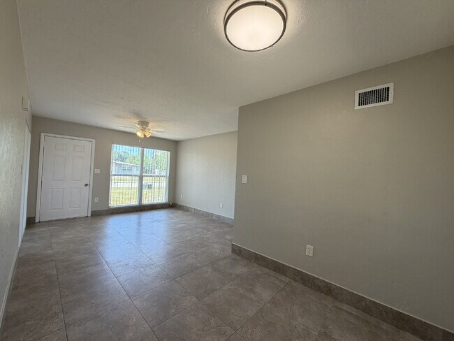 Building Photo - "Charming 3-Bedroom in Port Charlotte – Cozy Comfort Awaits!"
