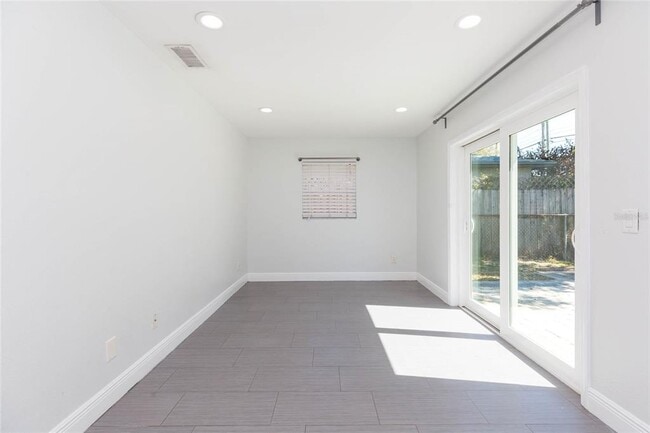 Building Photo - 2307 Lincoln Ct