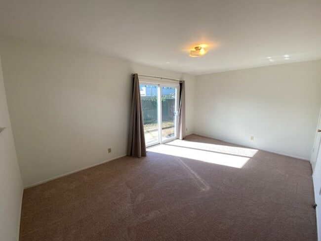 Building Photo - 701 Pine St