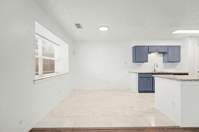 Building Photo - 8334 Country View Dr