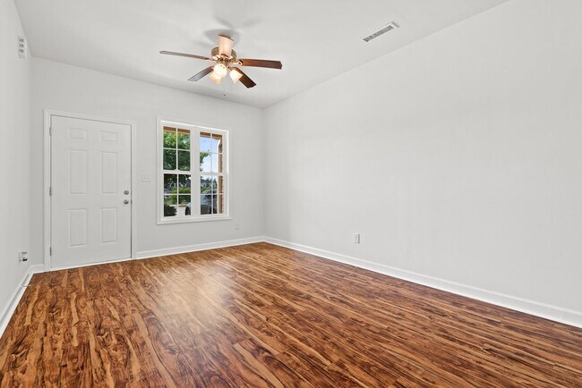 Building Photo - Gorgeous Townhome In Clayton!