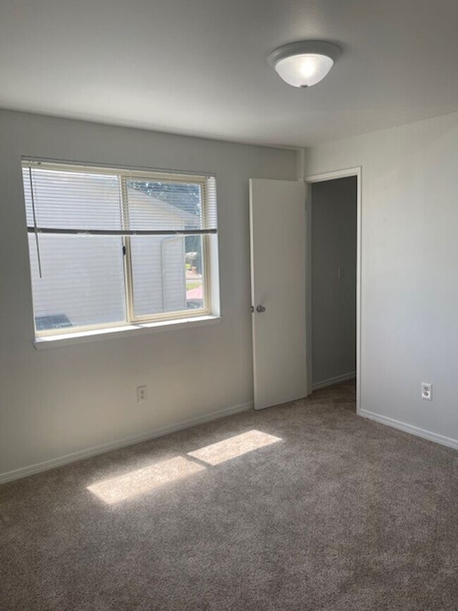 Building Photo - 3 Bed, 2 1/2 Bath Apartment w/garage in duplex in Auburn, WA, $2,750/mo.