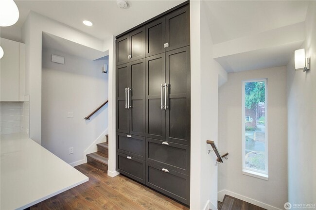Building Photo - 2Bd/1.75Ba Seattle Townhouse
