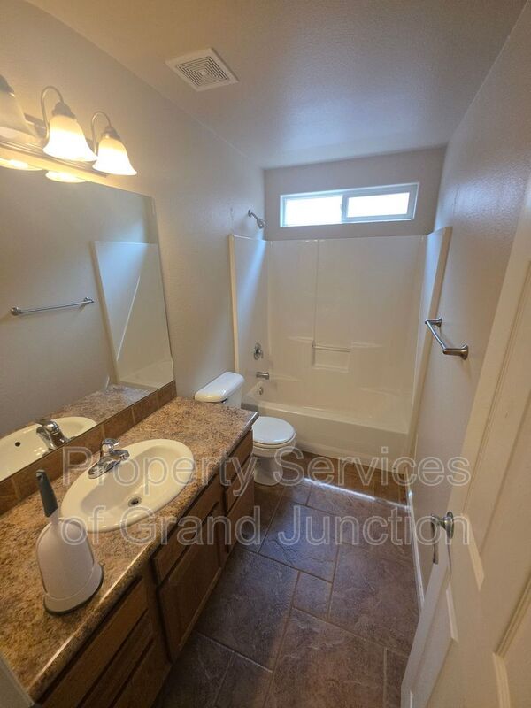 Building Photo - 3018 Oakwood Dr