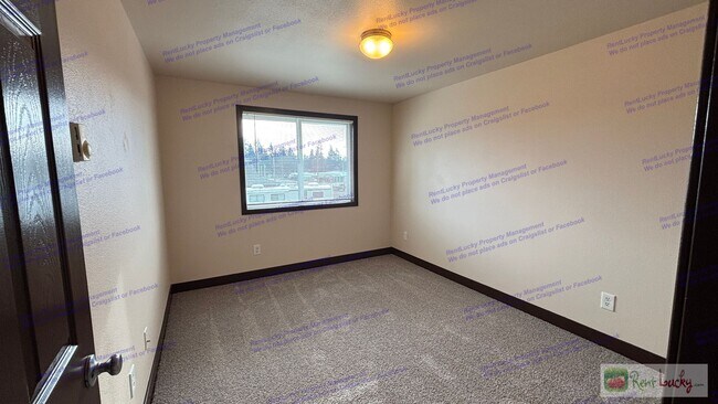 Building Photo - CFC (Russell)-Spanaway Duplex