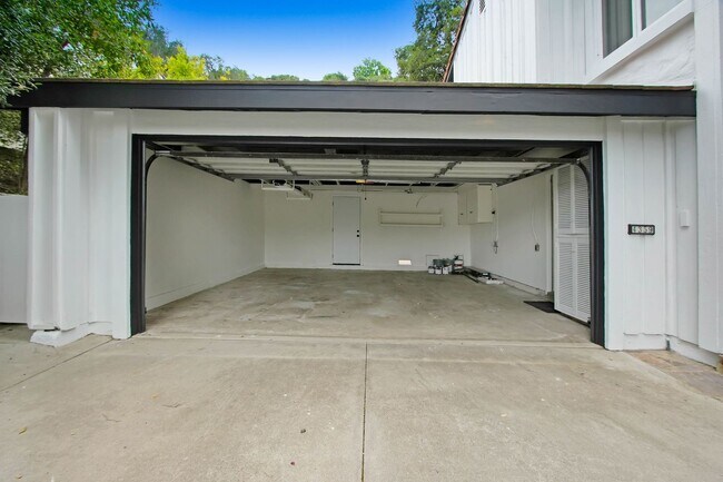 Building Photo - Rent this Beautiful 5 BEDROOM HOME NOW!