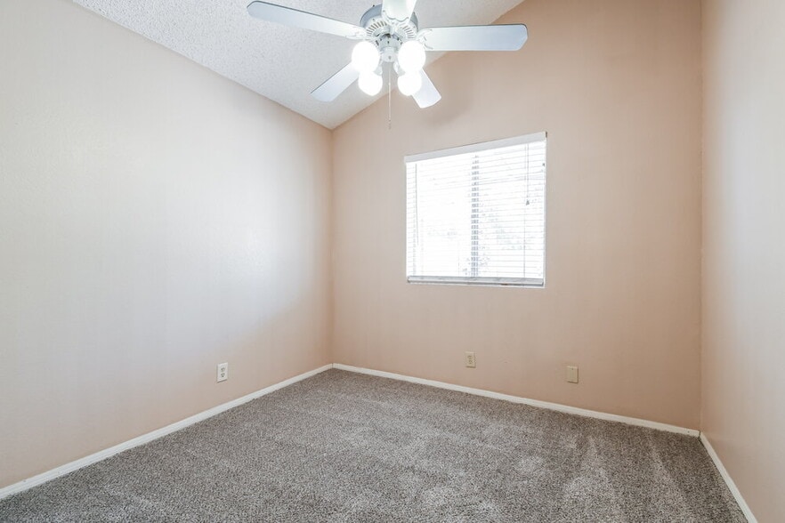 Building Photo - 3460 N Seneca Ct
