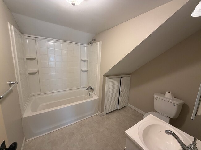 Building Photo - 3423 Ellwood Rd