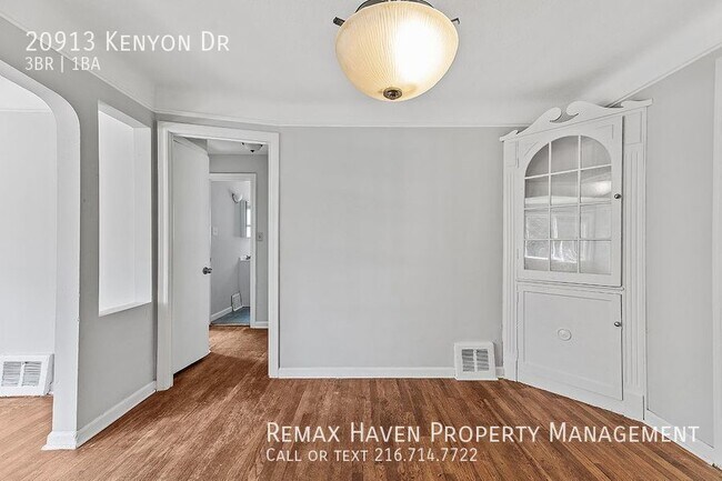 Building Photo - 20913 Kenyon Dr, Maple Hts - Spacious, Jus...